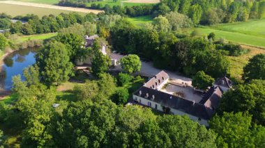 Yeşillik, tarlalar ve ağaçlarla çevrili U şeklinde bir avlusu olan büyüleyici tarihi bir malikane. Mimariyle doğal güzelliği harmanlıyor..