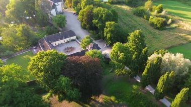 Yeşillik, tarlalar ve ağaçlarla çevrili U şeklinde bir avlusu olan büyüleyici tarihi bir malikane. Mimariyle doğal güzelliği harmanlıyor..