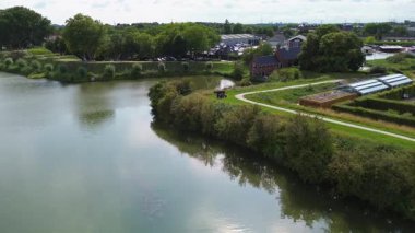 Muiden, Kuzey Hollanda, Hollanda - 09.06.2025: Limanı çevreleyen botları yeşil, tarihi binalar ve yerleşim yerleriyle çevrili bir liman kasabasının havadan görünüşü