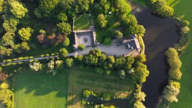 Yeşillik, tarlalar ve ağaçlarla çevrili U şeklinde bir avlusu olan büyüleyici tarihi bir malikane. Mimariyle doğal güzelliği harmanlıyor..