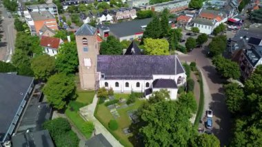 Utrecht, Utrecht bölgesi, Hollanda - 09.06.2025 Ufka uzanan tarihi kilise ve yeşil alanları ile Avrupa 'nın çarpıcı hava manzarası. Mimari, yollar ve doğanın karışımı.