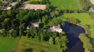 Yeşillik, tarlalar ve ağaçlarla çevrili U şeklinde bir avlusu olan büyüleyici tarihi bir malikane. Mimariyle doğal güzelliği harmanlıyor..