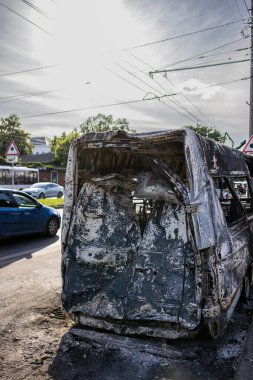 - Savaş. Rus hava saldırılarının barışçıl bir Ukrayna şehrine yaptığı saldırıdan sonra. Yanmış bir otobüsün kalıntıları güneşte ıslanmış bir caddede kömürleşmiş bir Hulk, çarpık bir çerçeve ve içi oyulmuş bir iç mekan..