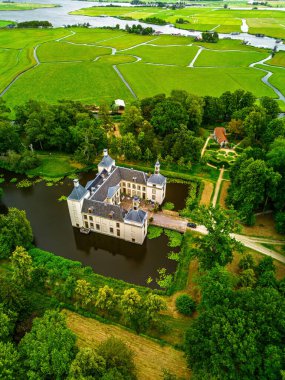 Hendeği olan tarihi şatonun havadan görünüşü, dört köşe kulesi, yemyeşil ve su kanallarında yuva yapmış dairesel bahçe, zarafeti kırsal sükunetle harmanlıyor..