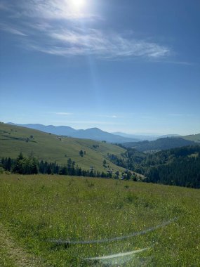 Dağları ve bulutları olan güzel bir manzara