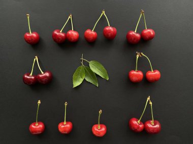 Siyah arkaplanda kiraz