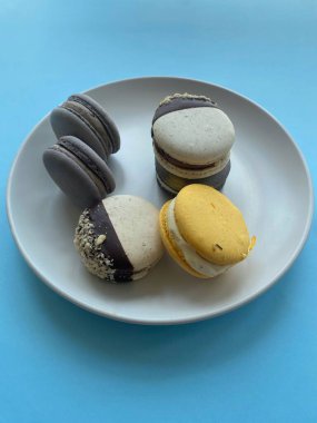 Mavi arka planı olan lezzetli bir tabak makaronun dikey çekimi.