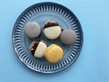 Mavi bir tabakta tatlı ve lezzetli badem kurabiyeleri