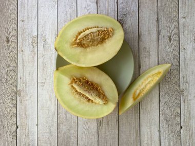 Ahşap arka planda taze kavun