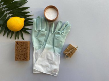 temizlik eldivenleri ve bir şişe sabun.