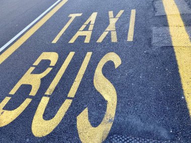 Otobüs durağı tabelası yolda.