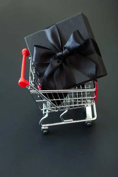 Ajándékdoboz Egy Bevásárlókocsiban Fekete Pénteki Vásár Karácsonyi Ajándékok Kereskedelem Online — Stock Fotó