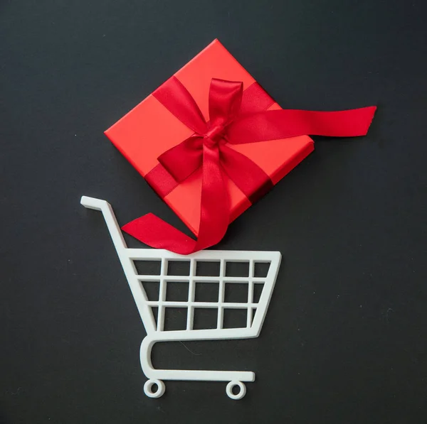 Κόκκινο Κουτί Δώρου Καλάθι Αγορών Μαύρη Παρασκευή Χριστουγεννιάτικα Δώρα Ηλεκτρονικό — Φωτογραφία Αρχείου