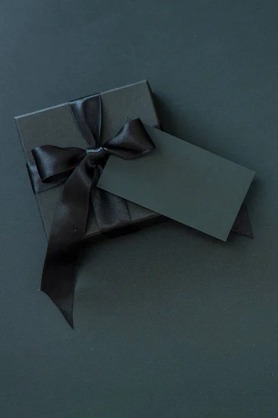 Gift Box Black Ribbon Empty Card Isolated Black Background Black — Stock Photo, Image