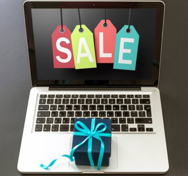 Siber Pazartesi Kara Cuma indirimi. Bilgisayar ekranında hediye kutusu ve satış metni, siyah arkaplan. 