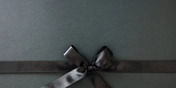 Μαύρη Παρασκευή Πώληση Και Χριστουγεννιάτικα Δώρα Έννοια Μαύρη Σατέν Κορδέλα — Φωτογραφία Αρχείου