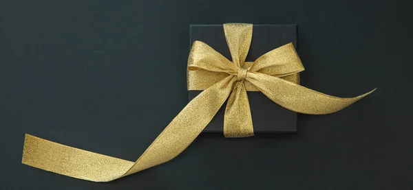 Концепция Распродаж Черную Пятницу Рождество Подарочная Коробка Золотой Лентой Луком — стоковое фото