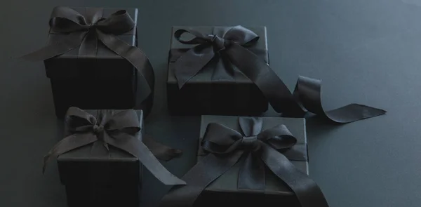 Fekete Péntek Eladó Karácsonyi Ajándékok Ajándékdobozok Selyemszalaggal Masnival Közelről — Stock Fotó