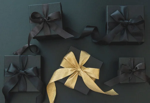 Black Friday Πώληση Και Χριστουγεννιάτικα Δώρα Κουτιά Δώρου Ένα Χρυσή — Φωτογραφία Αρχείου