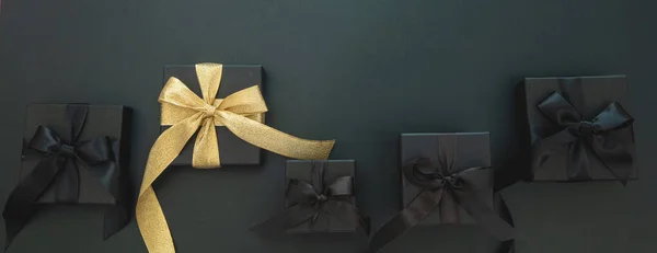 Чёрная Пятница Рождественские Подарки Подарочные Коробки Один Золотой Лентой Баннер — стоковое фото
