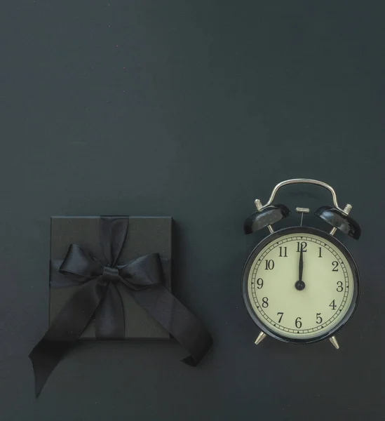 黑色星期五销售时间的概念 老式闹钟和礼品盒带 黑色背景色 复制空间 — 图库照片