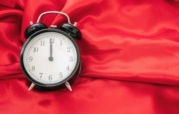 Kırmızı Saten Arkaplan Görünümlü Siyah Retro Alarm Saati Boşluğu Kopyala — Stok fotoğraf