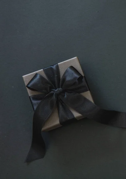 Geschenkkarton Mit Schwarzem Band Isoliert Auf Schwarz Ansicht Von Oben — Stockfoto