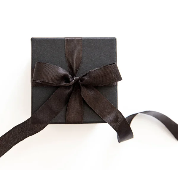 Κουτί Δώρου Μαύρη Κορδέλα Που Απομονώνεται Λευκό Φόντο Black Friday — Φωτογραφία Αρχείου