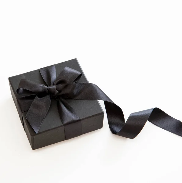 黑色星期五特价和圣诞节礼物的概念 带黑色带子的礼品盒与白色背景隔离 — 图库照片