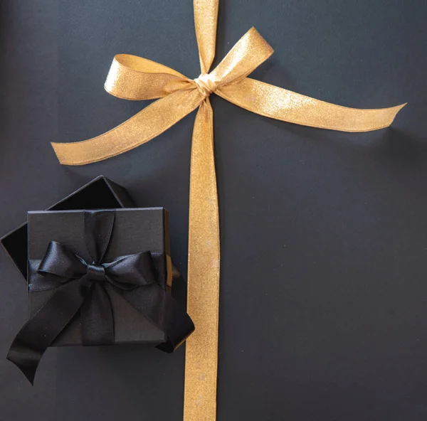 Черная Пятница Концепции Продажи Подарочная Коробка Открыта Золотая Лента Черном — стоковое фото