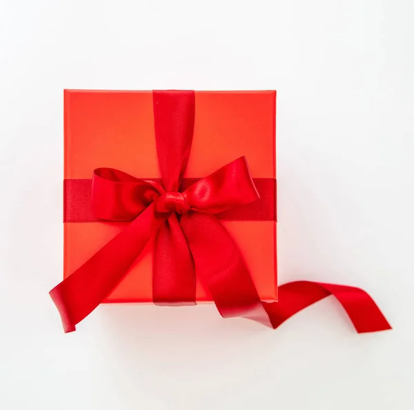 Rode Geschenkdoos Met Rood Passielint Geïsoleerd Uitsnijden Witte Achtergrond Bovenaanzicht — Stockfoto