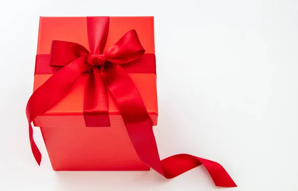 红色礼品盒与红色激情带隔离切割白色背景 情人节周年耶诞生日礼物 复制空间 — 图库照片