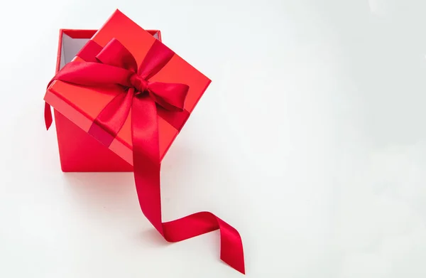 红色礼品盒与红色激情带隔离切割白色背景 情人节周年耶诞生日礼物 复制空间 — 图库照片