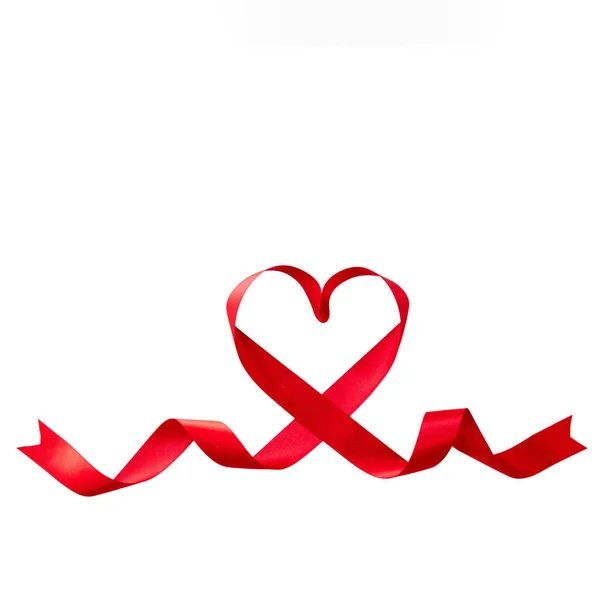 Red Ribbon Hartvorm Geïsoleerd Witte Achtergrond Gelukkige Valentijnsdag Concep — Stockfoto