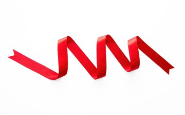 Kırmızı kurdele beyaz arkaplanda izole edildi, görüntüyü kapat, boşluğu kopyala. Noel süsü, Sevgililer Günü hediyesi.