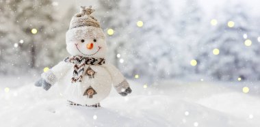 Kış arkaplanındaki kardan adam, kar yağışı, kopyalama alanı. Noel kartı şablonu. 3d hazırlayıcı