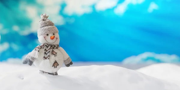 Bałwan Śniegu Błękitne Niebo Zimowe Zaśnieżone Tło Przestrzeń Kopiowania Szablon — Zdjęcie stockowe