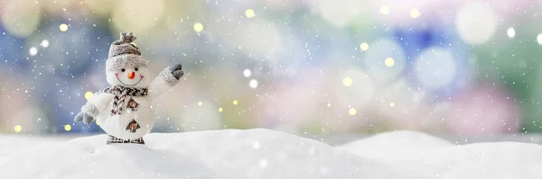 雪人在雪地里摇曳 冬天的背景 广阔的全景 圣诞假期横幅 复制空间 3D渲染 — 图库照片