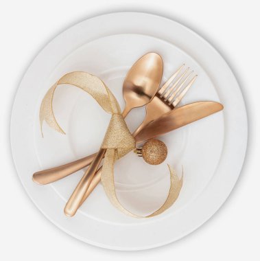 Noel masası manzarayı ayarlıyor. Altın çatal bıçak takımı ve dekorasyon beyaz tabaklara, şık restorana, kutlama yemeğine izole edilmiş.