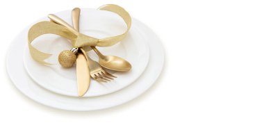 Noel masası manzarayı kapatıyor. Altın çatal bıçak takımı ve tabaklar beyaz, fotokopi odası, üst manzara. Zarafet ve lüks
