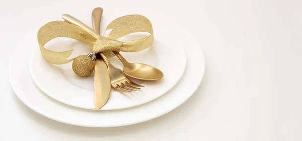 Karácsonyi Asztal Beállítása Közelről Arany Evőeszközök Dekoráció Fehér Ételek Másolás — Stock Fotó