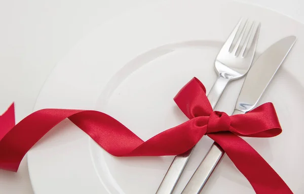 Kerstmis Valentijnsdag Diner Vakantietafel Van Dichtbij Bekijken Bestek Rode Satijnen — Stockfoto