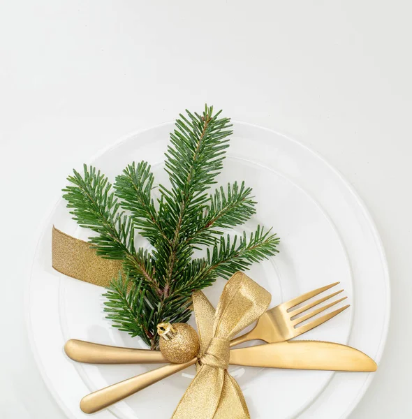 Weihnachten Tischdecken Draufsicht Goldbesteck Und Tannendekoration Auf Weißem Geschirr Neujahrsessen — Stockfoto