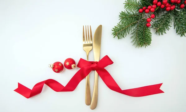 Weihnachtsfeier Abendessen Silvestertisch Gedeckt Goldenes Besteck Weihnachtsdekoration Und Rotes Band — Stockfoto