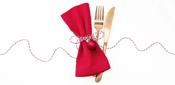 Kerst Tafel Dekken Feest Diner Golden Cutlery Rode Doek Servet — Stockfoto