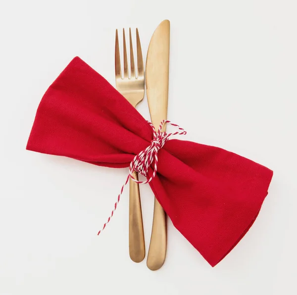 Een Vakantietafel Golden Cutlery Rode Doek Servet Geïsoleerd Wit Bovenaanzicht — Stockfoto