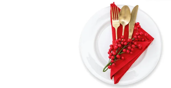 Een Vakantietafel Golden Cutlery Rode Doek Servet Platen Geïsoleerd Wit — Stockfoto