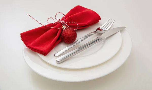 Kerst Nieuwjaar Feest Diner Een Vakantietafel Zilver Bestek Rode Servet — Stockfoto