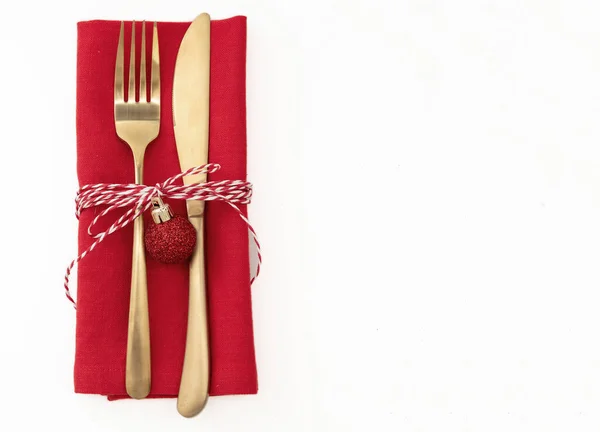 Kerst Tafel Dekken Feest Diner Golden Cutlery Rode Doek Servet — Stockfoto