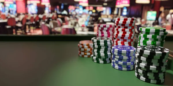 Poker Chips Stapels Groen Vilt Roulette Tafel Wazig Casino Interieur — Stockfoto